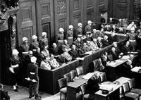 Die 21 bei den Nürnberger Prozessen angeklagten Hauptkriegsverbrecher, Fotografie 1945. (Quelle: Stadtarchiv Nürnberg) Anklagebank Nürnberg